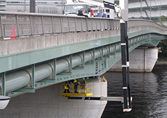 橋梁点検車による点検状況