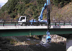 橋梁点検車による点検状況